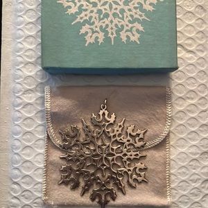 Metropolitan Museum of Art, Christmas Snowflake